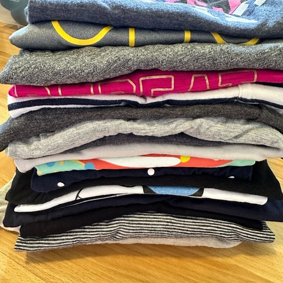 WOMENS BASIC TOPS MYSTERY BOX MEDIUM/LARGE
18 PIECES - Picture 3 of 3